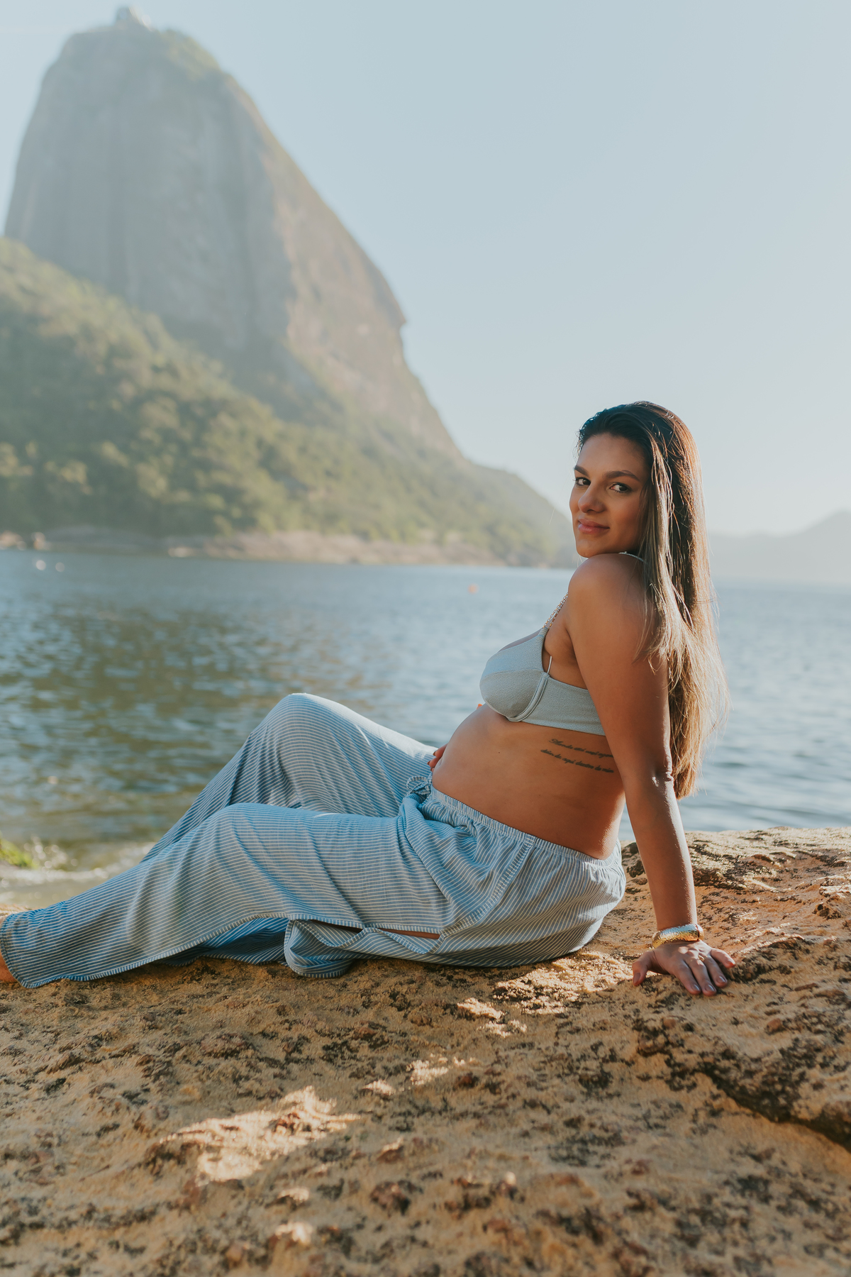 fotografa ensaio gravida gestante praia vermelha urca zona sul Rio de Janeiro rj fotografa familia amanhecer externo 