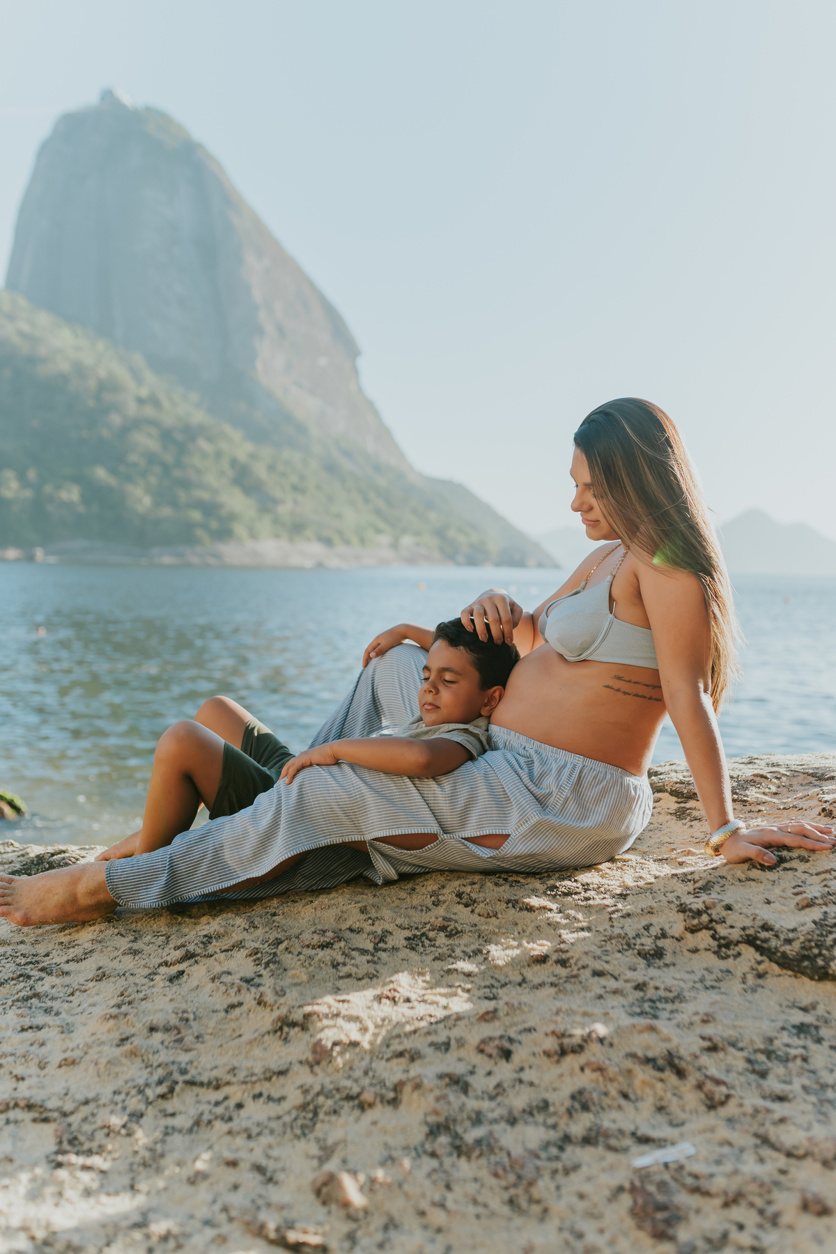 fotografa ensaio gravida gestante praia vermelha urca zona sul Rio de Janeiro rj fotografa familia amanhecer externo 