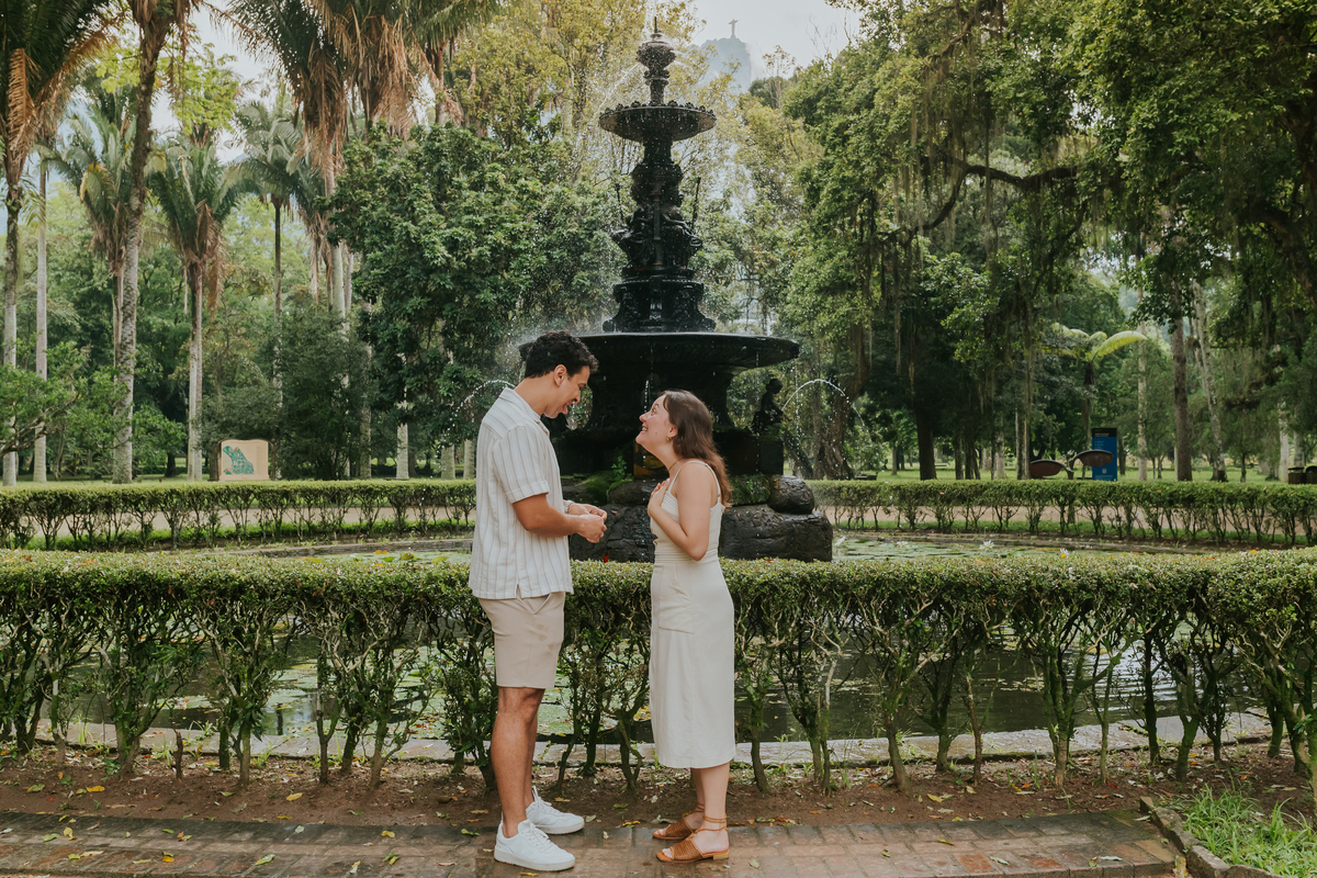 fotografia fotografa casal ensaio externo jardim botânico Rio de Janeiro pedido noivado casamento surpresa 