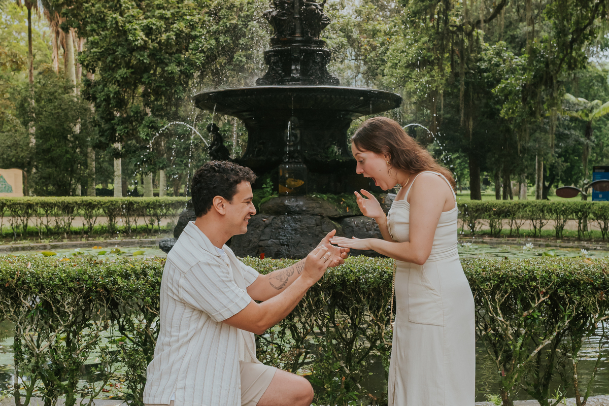 fotografia fotografa casal ensaio externo jardim botânico Rio de Janeiro pedido noivado casamento surpresa 