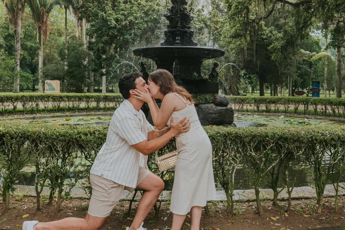 fotografia fotografa casal ensaio externo jardim botânico Rio de Janeiro pedido noivado casamento surpresa 