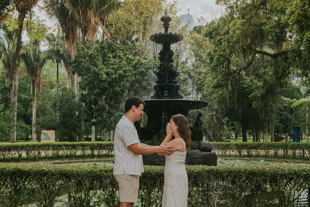 fotografia fotografa casal ensaio externo jardim botânico Rio de Janeiro pedido noivado casamento surpresa 