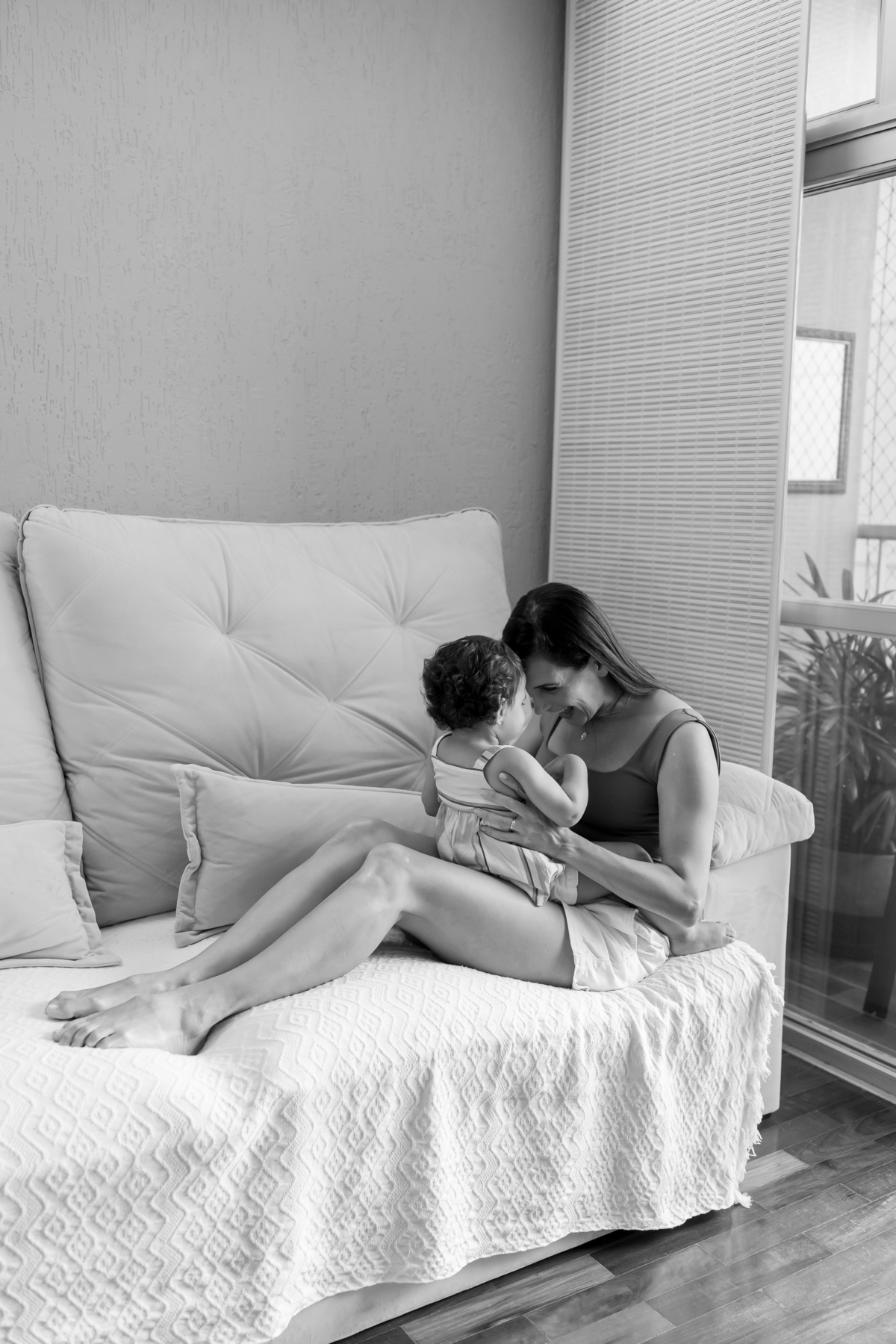 fotografia fotografa ensaio familia em casa Rio de Janeiro rj copacabana mae e filha Isabela e licia fotos família 