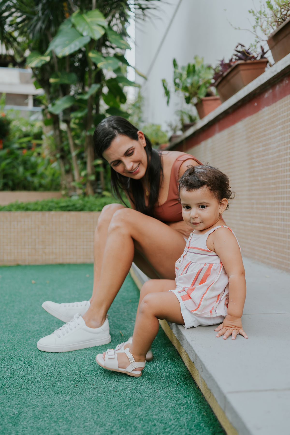 fotografia fotografa ensaio familia em casa Rio de Janeiro rj copacabana mae e filha Isabela e licia fotos família 
