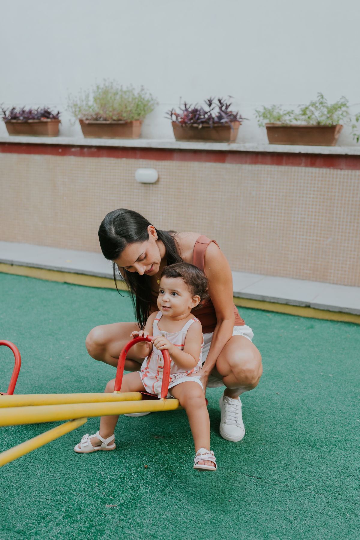 fotografia fotografa ensaio familia em casa Rio de Janeiro rj copacabana mae e filha Isabela e licia fotos família 