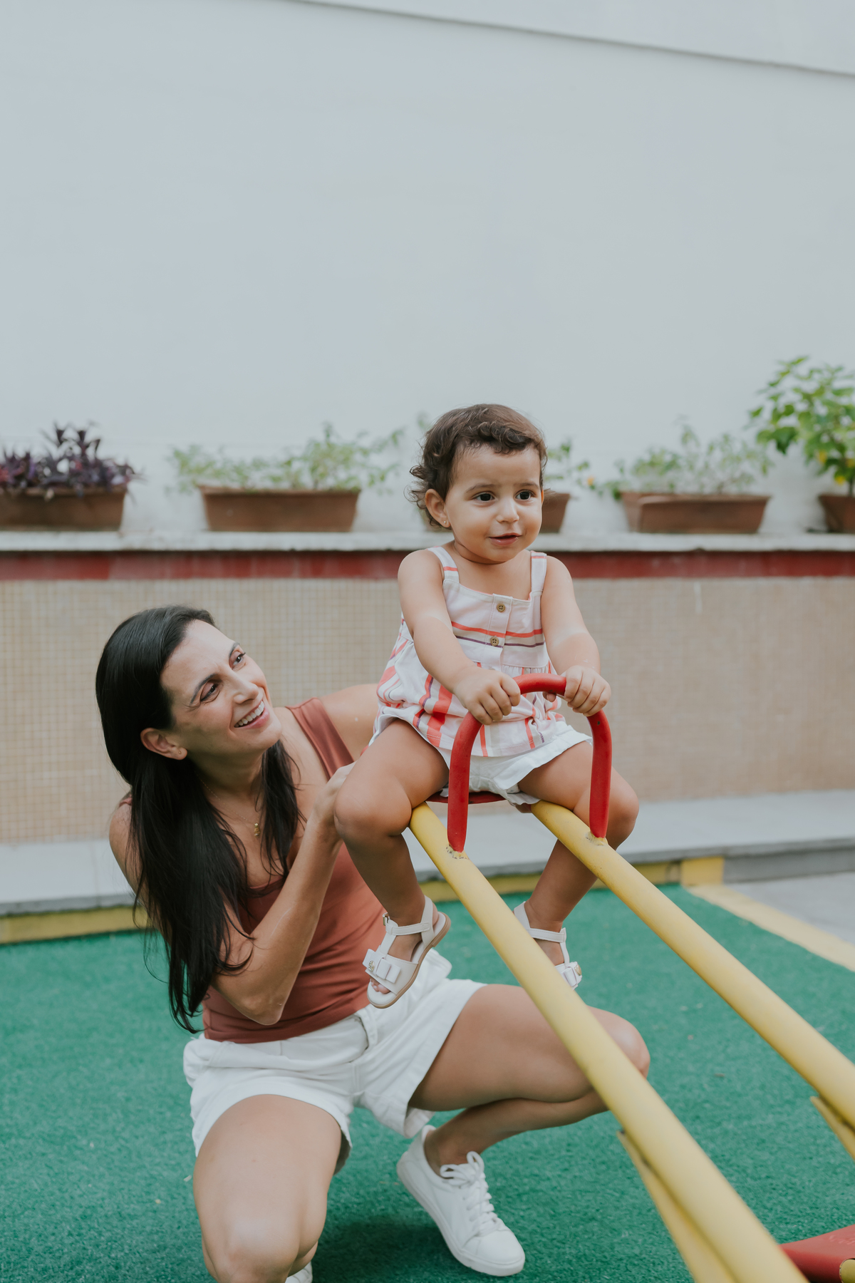fotografia fotografa ensaio familia em casa Rio de Janeiro rj copacabana mae e filha Isabela e licia fotos família 