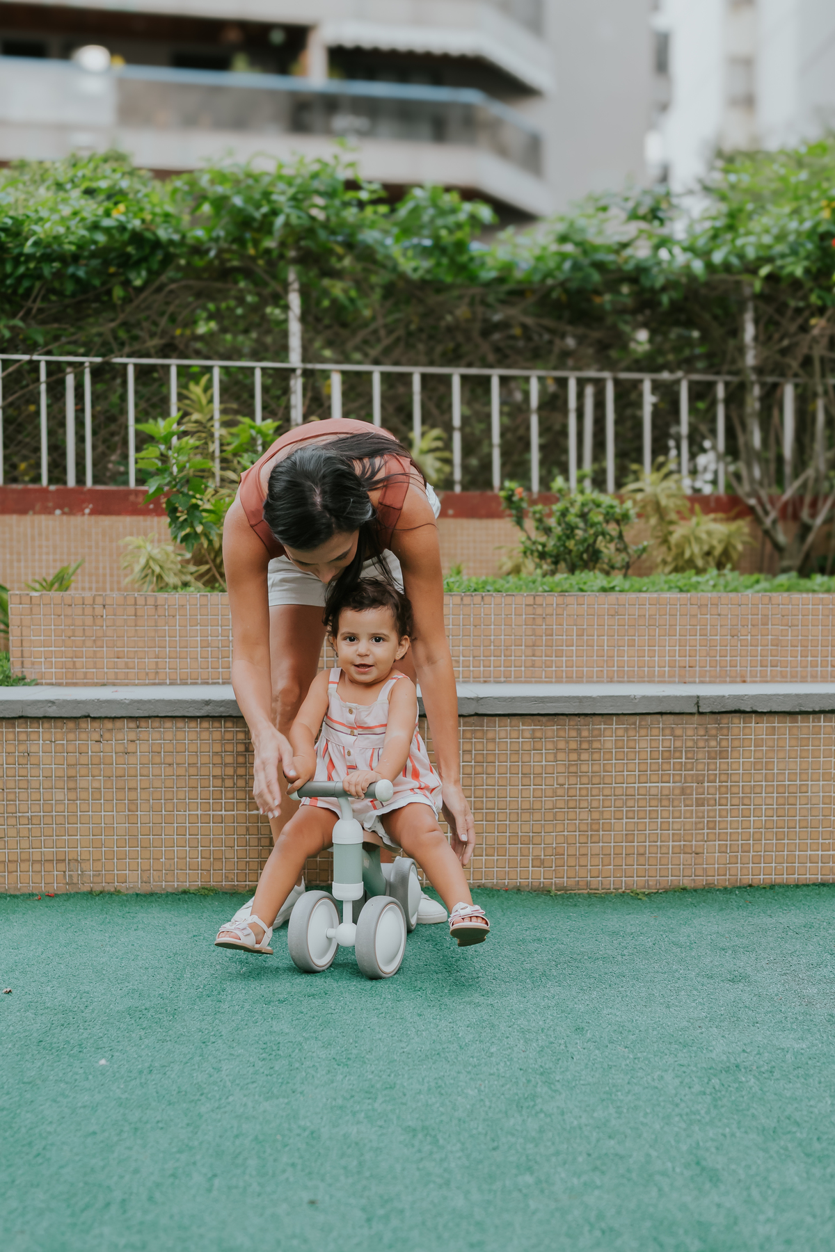 fotografia fotografa ensaio familia em casa Rio de Janeiro rj copacabana mae e filha Isabela e licia fotos família 