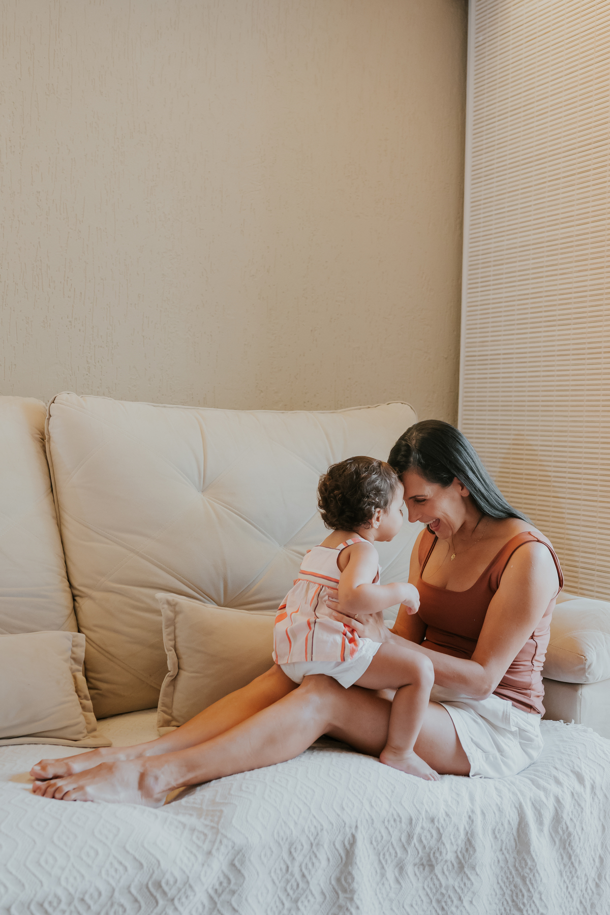fotografia fotografa ensaio familia em casa Rio de Janeiro rj copacabana mae e filha Isabela e licia fotos família 
