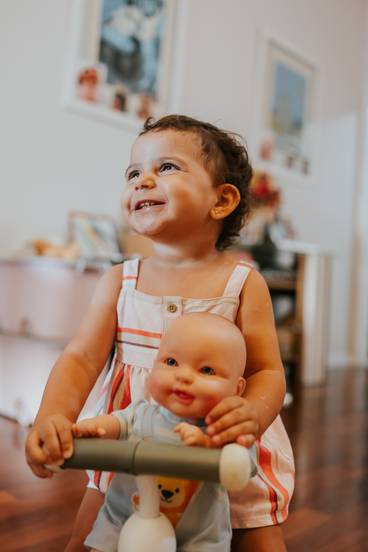 fotografia fotografa ensaio familia em casa Rio de Janeiro rj copacabana mae e filha Isabela e licia fotos família 