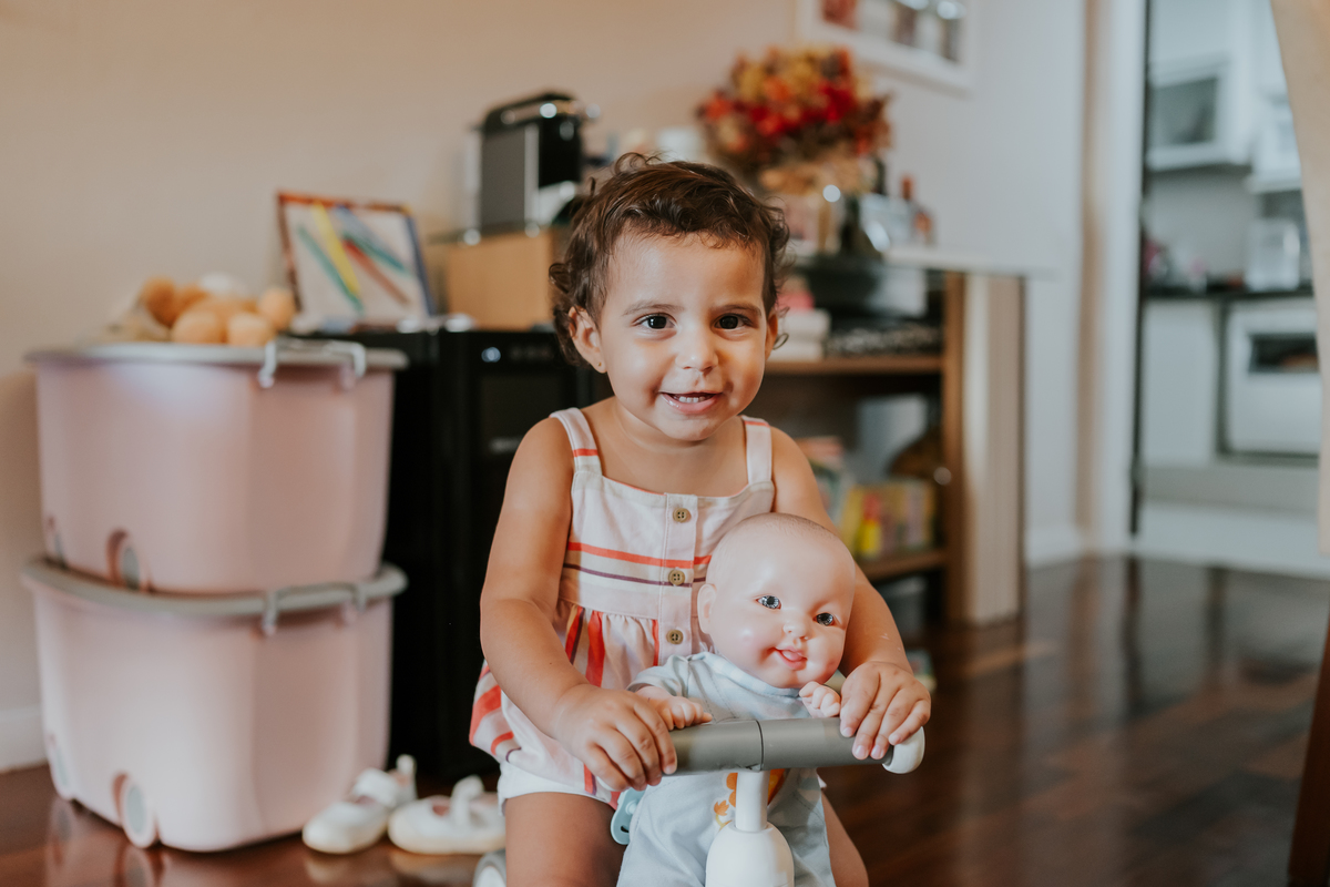 fotografia fotografa ensaio familia em casa Rio de Janeiro rj copacabana mae e filha Isabela e licia fotos família 