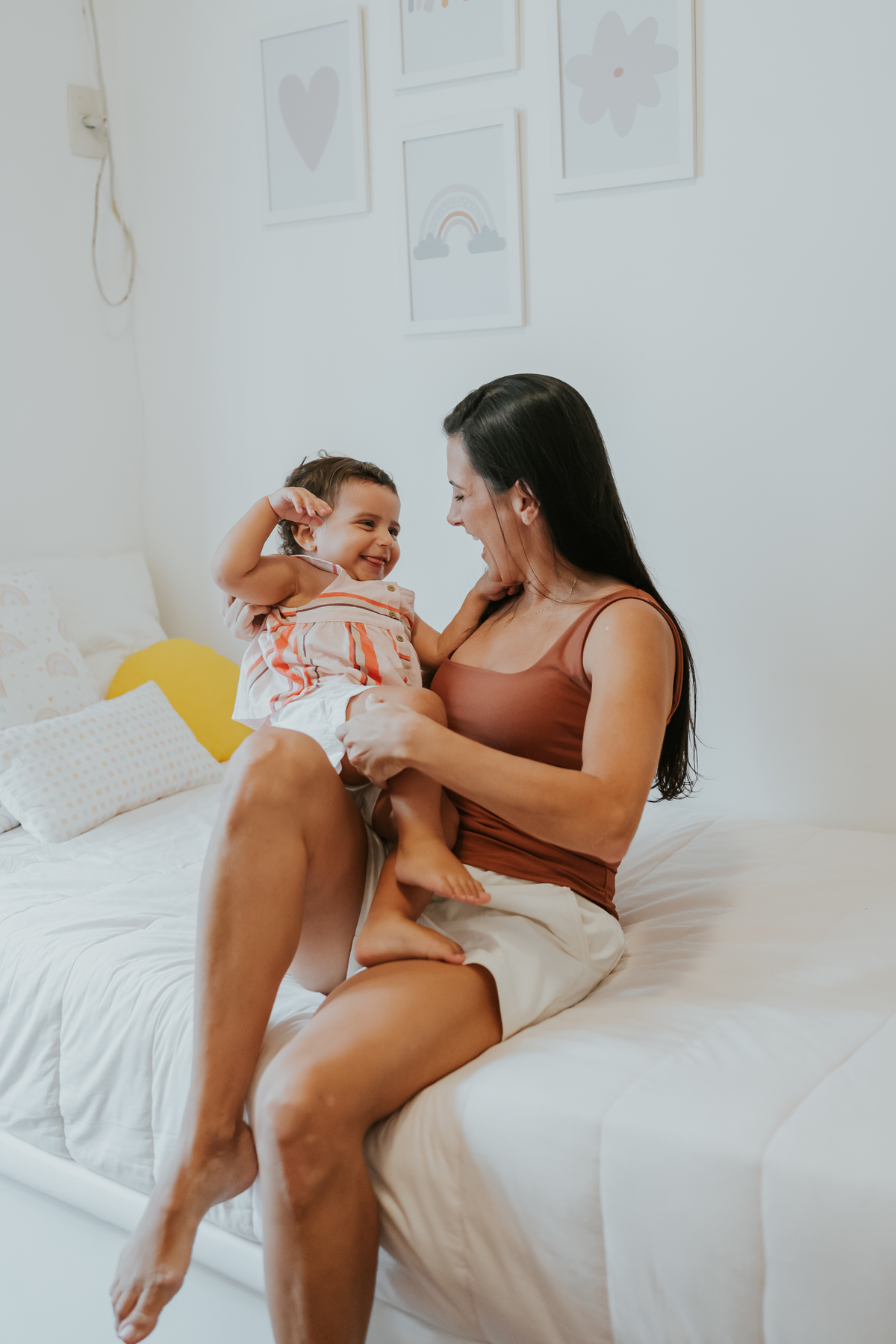 fotografia fotografa ensaio familia em casa Rio de Janeiro rj copacabana mae e filha Isabela e licia fotos família 