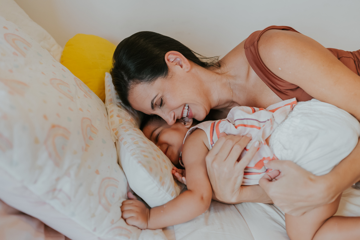 fotografia fotografa ensaio familia em casa Rio de Janeiro rj copacabana mae e filha Isabela e licia fotos família 