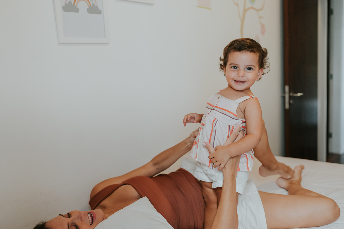 fotografia fotografa ensaio familia em casa Rio de Janeiro rj copacabana mae e filha Isabela e licia fotos família 
