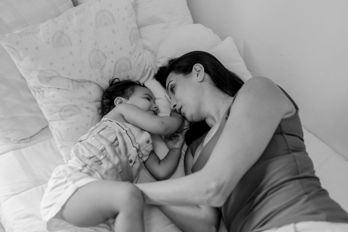 fotografia fotografa ensaio familia em casa Rio de Janeiro rj copacabana mae e filha Isabela e licia fotos família 