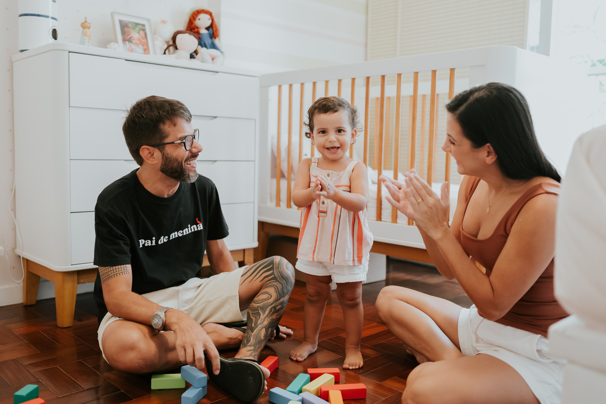 fotografia fotografa ensaio familia em casa Rio de Janeiro rj copacabana mae e filha Isabela e licia fotos família 