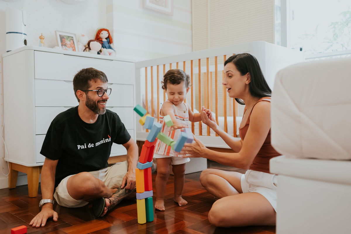 fotografia fotografa ensaio familia em casa Rio de Janeiro rj copacabana mae e filha Isabela e licia fotos família 