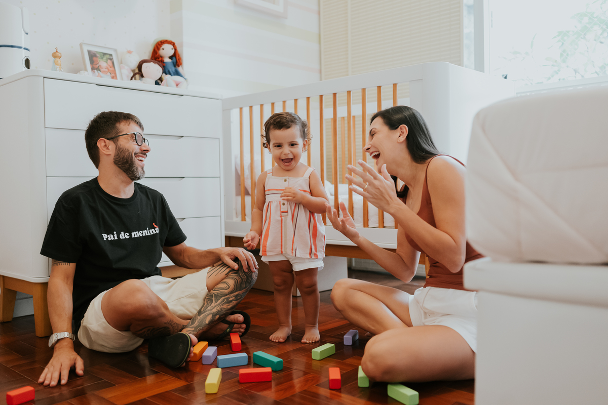 fotografia fotografa ensaio familia em casa Rio de Janeiro rj copacabana mae e filha Isabela e licia fotos família 