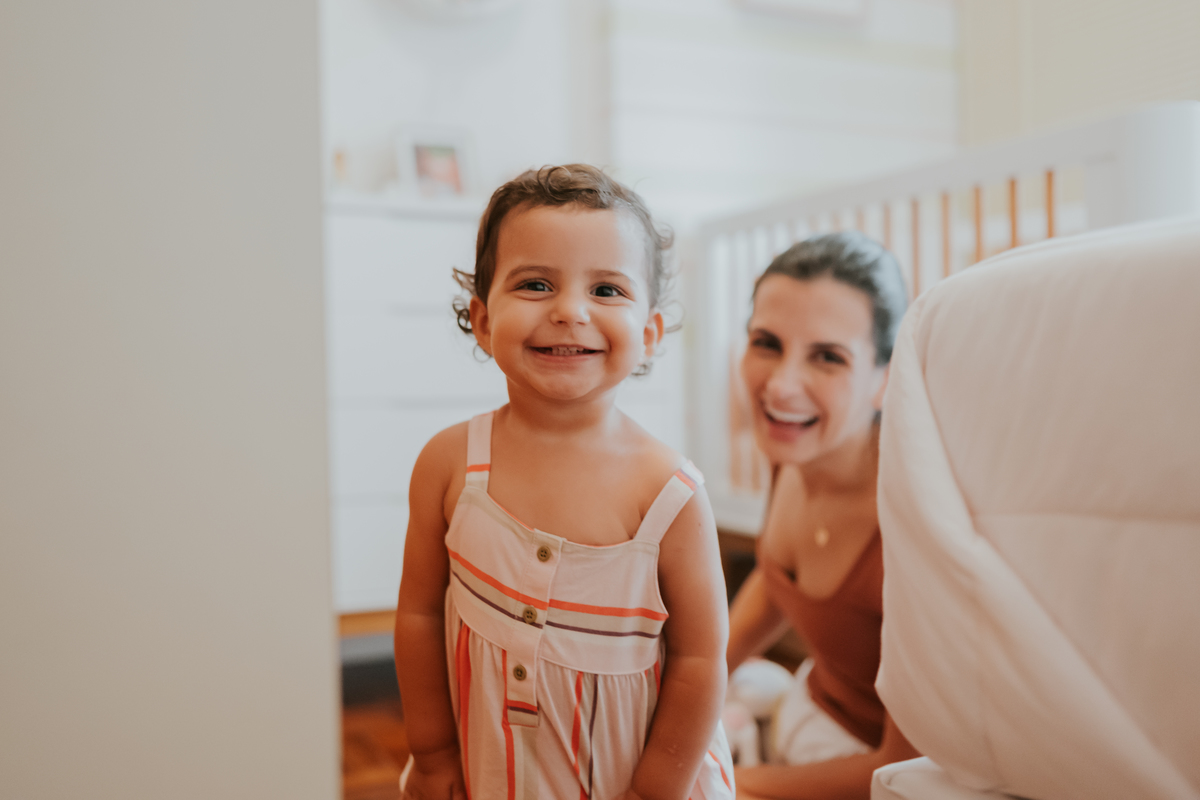fotografia fotografa ensaio familia em casa Rio de Janeiro rj copacabana mae e filha Isabela e licia fotos família 