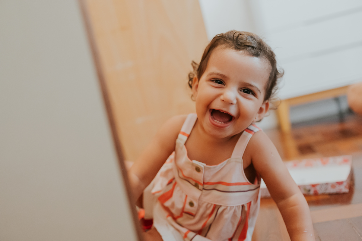 fotografia fotografa ensaio familia em casa Rio de Janeiro rj copacabana mae e filha Isabela e licia fotos família 