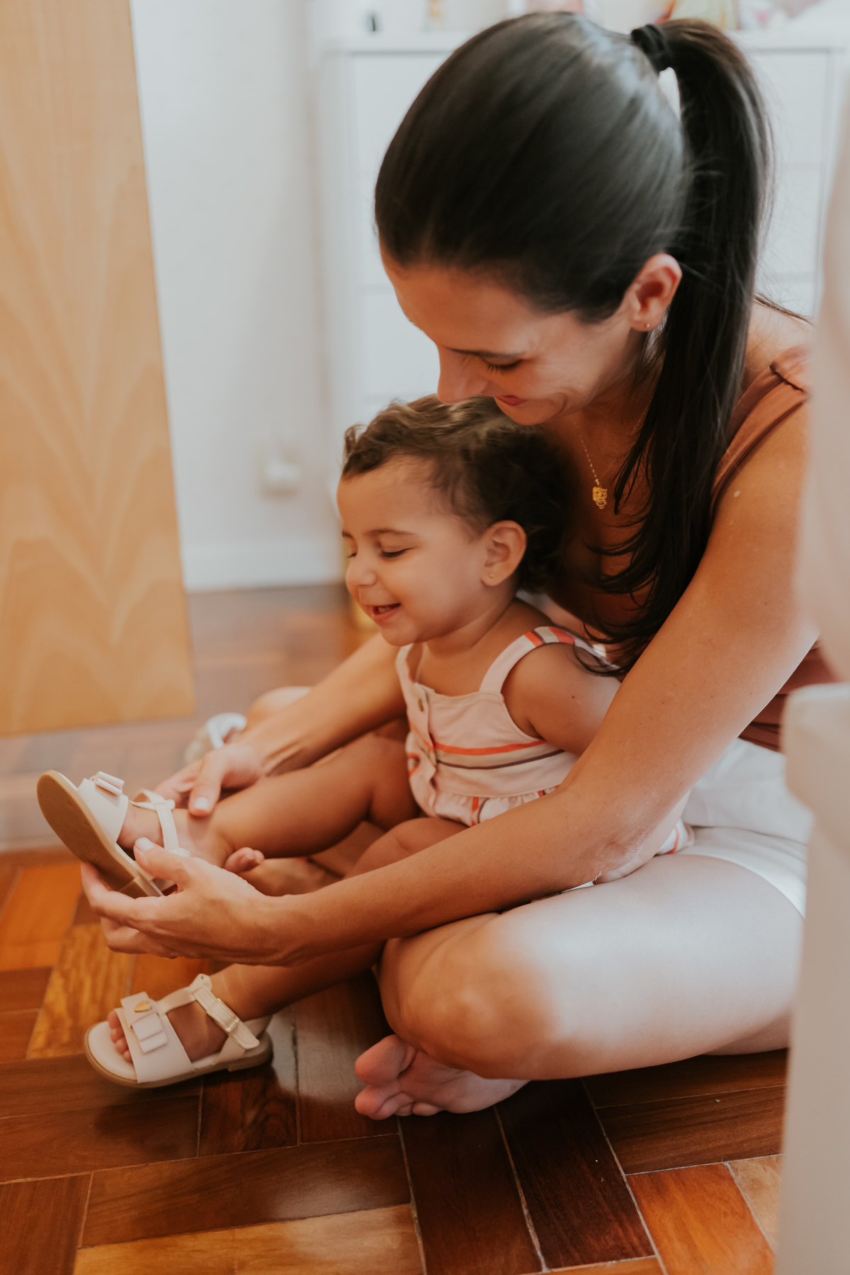 fotografia fotografa ensaio familia em casa Rio de Janeiro rj copacabana mae e filha Isabela e licia fotos família 