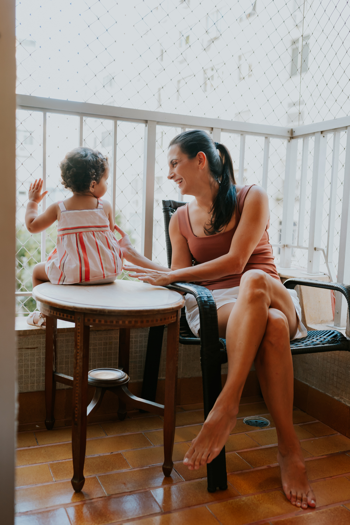 fotografia fotografa ensaio familia em casa Rio de Janeiro rj copacabana mae e filha Isabela e licia fotos família 