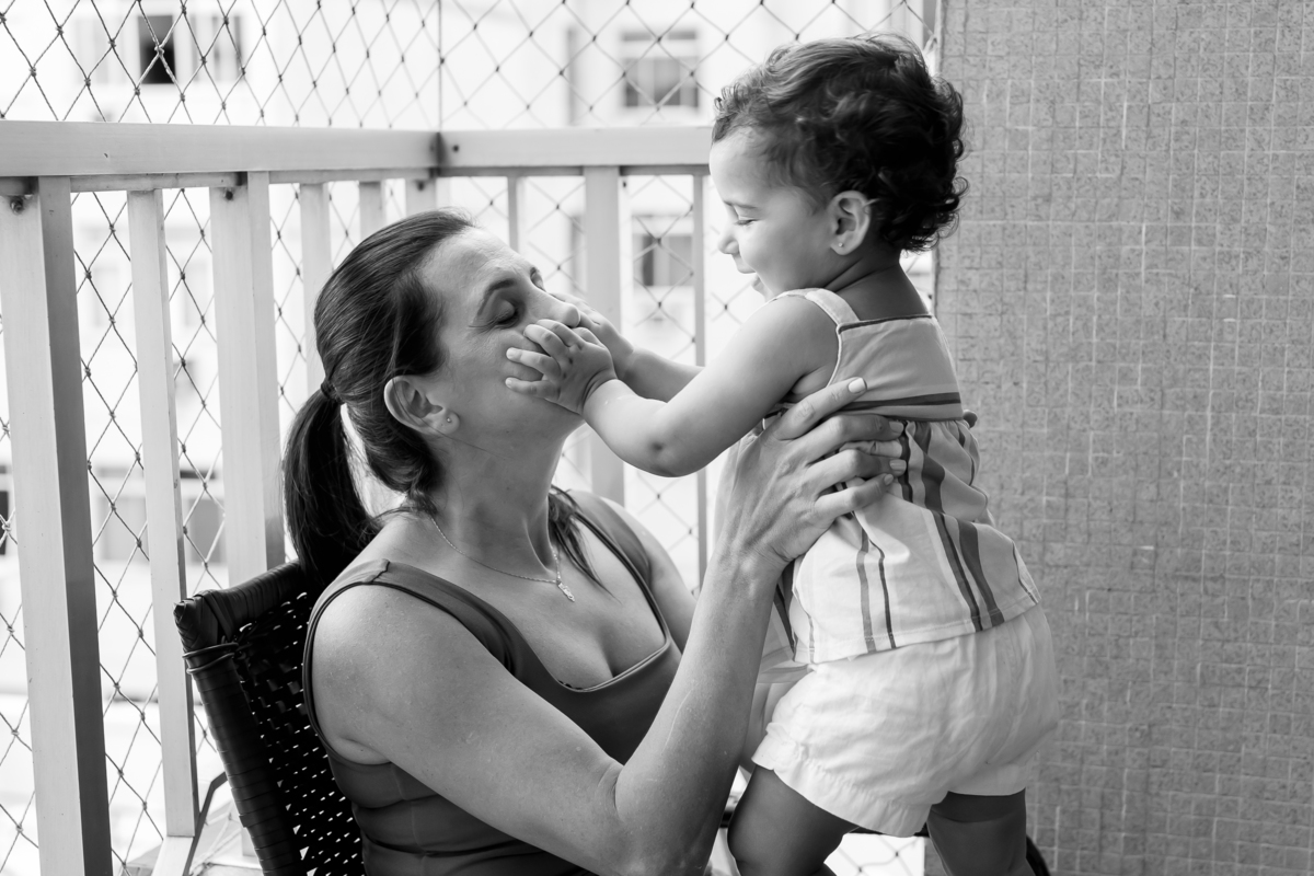 fotografia fotografa ensaio familia em casa Rio de Janeiro rj copacabana mae e filha Isabela e licia fotos família 