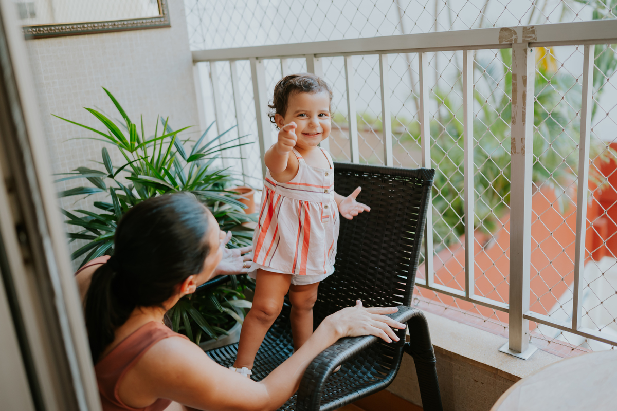 fotografia fotografa ensaio familia em casa Rio de Janeiro rj copacabana mae e filha Isabela e licia fotos família 