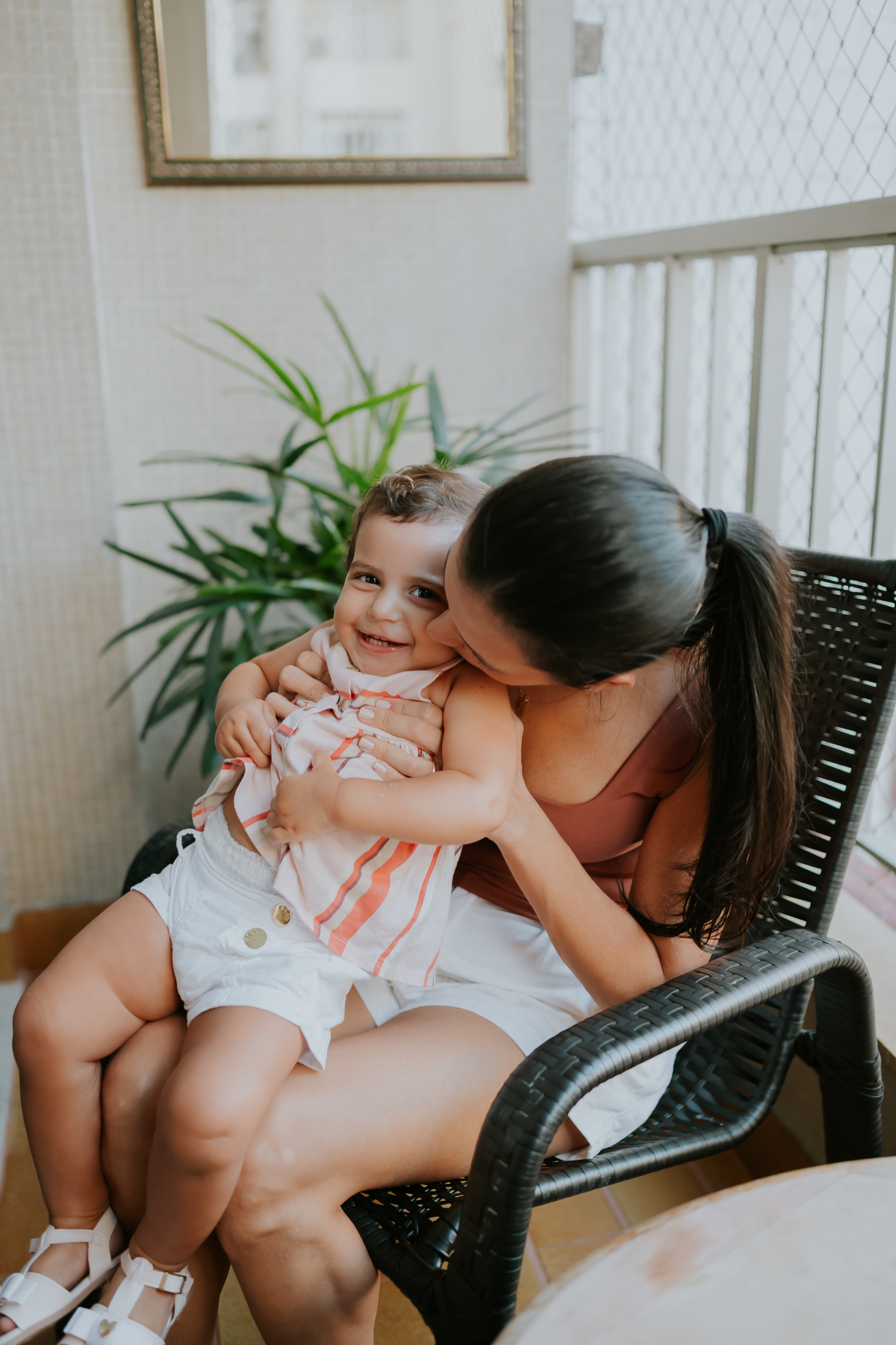 fotografia fotografa ensaio familia em casa Rio de Janeiro rj copacabana mae e filha Isabela e licia fotos família 