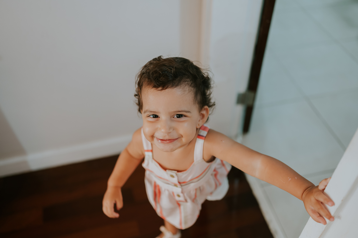 fotografia fotografa ensaio familia em casa Rio de Janeiro rj copacabana mae e filha Isabela e licia fotos família 