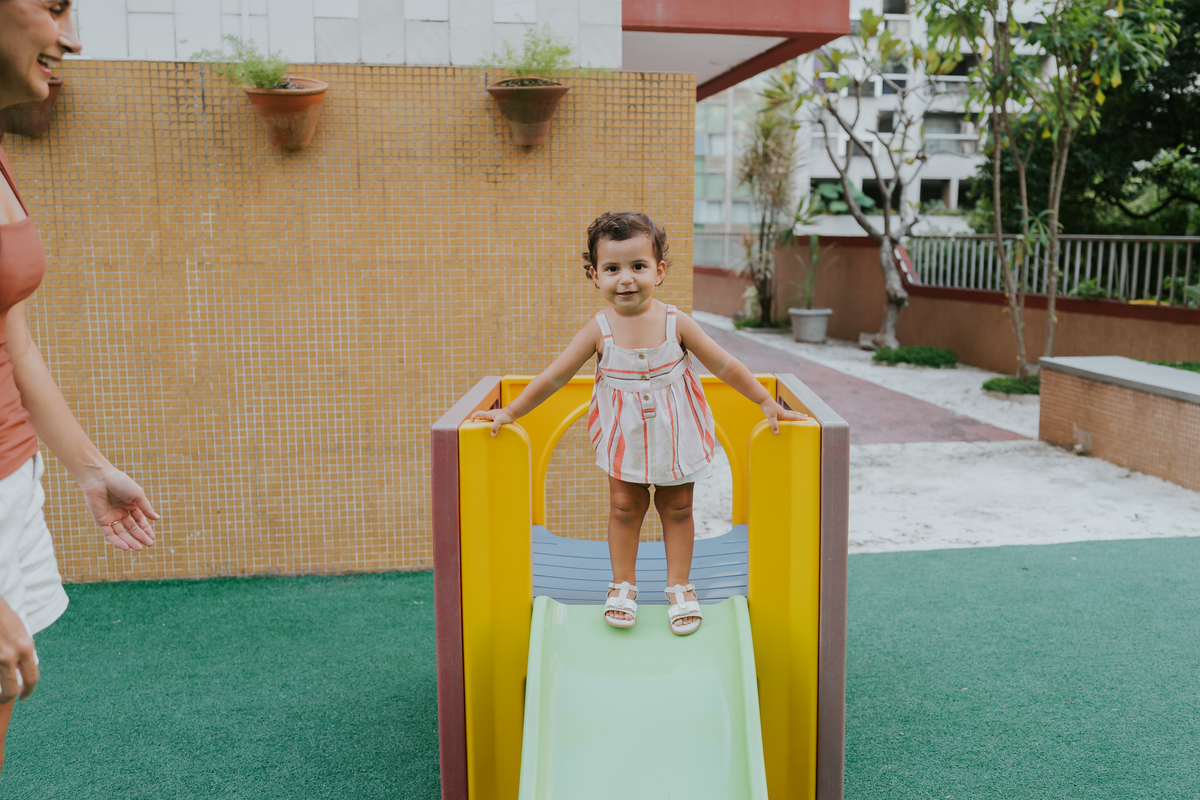 fotografia fotografa ensaio familia em casa Rio de Janeiro rj copacabana mae e filha Isabela e licia fotos família 