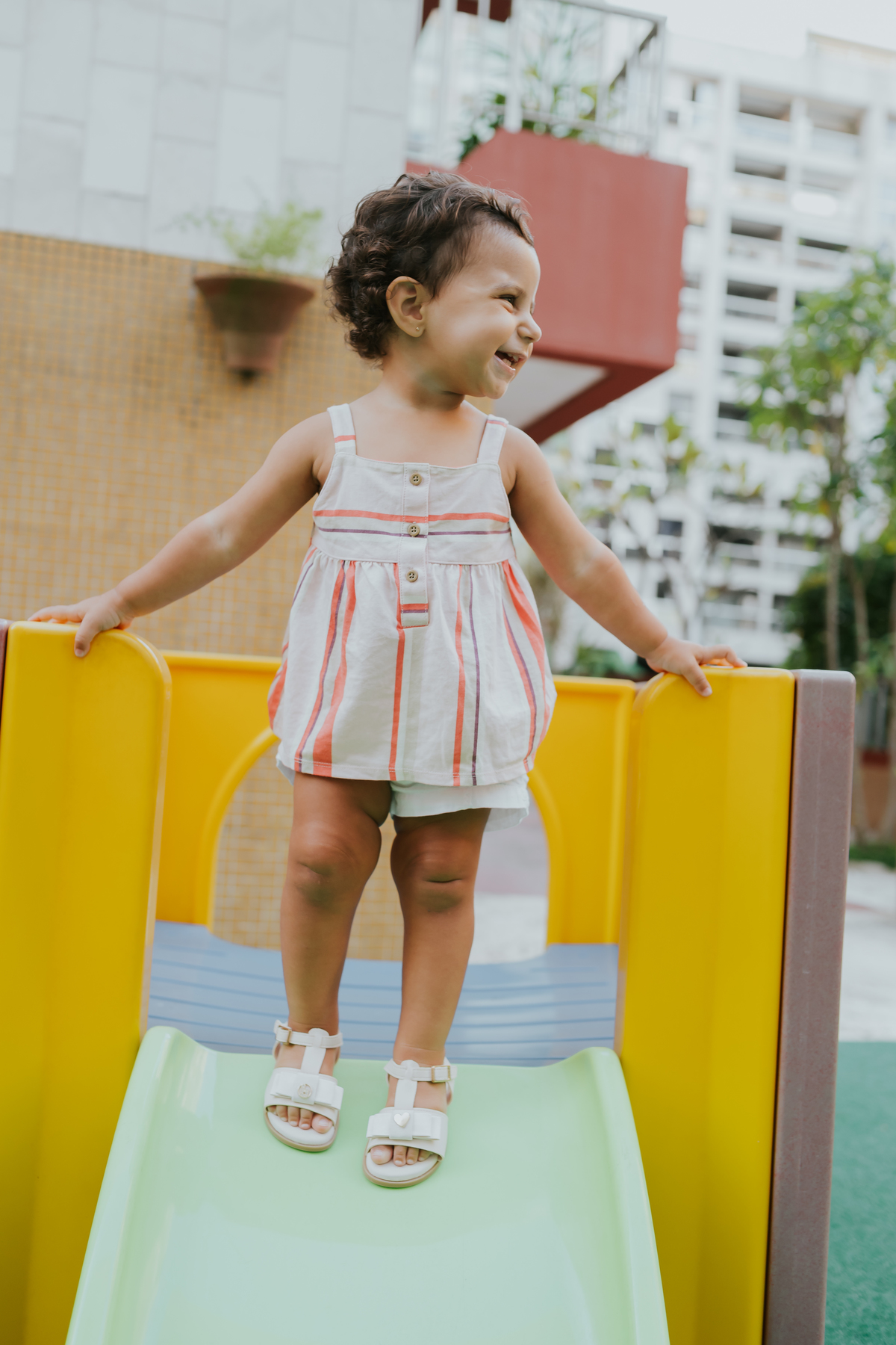 fotografia fotografa ensaio familia em casa Rio de Janeiro rj copacabana mae e filha Isabela e licia fotos família 