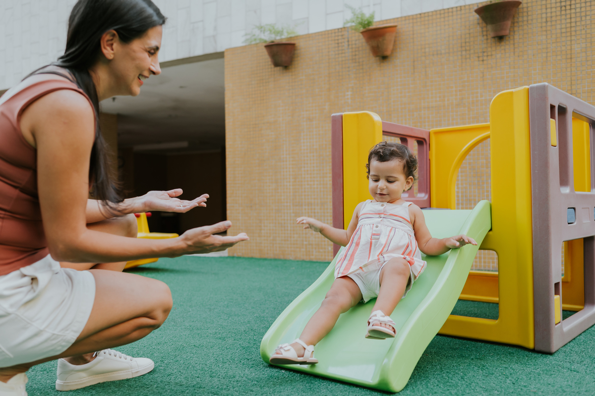 fotografia fotografa ensaio familia em casa Rio de Janeiro rj copacabana mae e filha Isabela e licia fotos família 