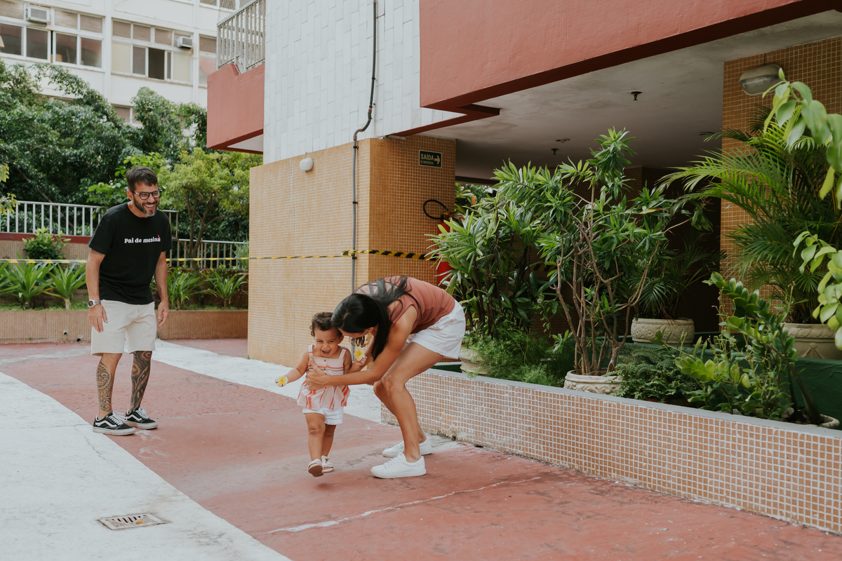 fotografia fotografa ensaio familia em casa Rio de Janeiro rj copacabana mae e filha Isabela e licia fotos família 
