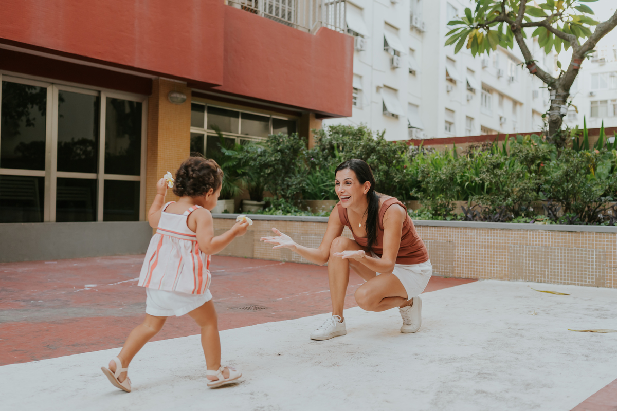 fotografia fotografa ensaio familia em casa Rio de Janeiro rj copacabana mae e filha Isabela e licia fotos família 