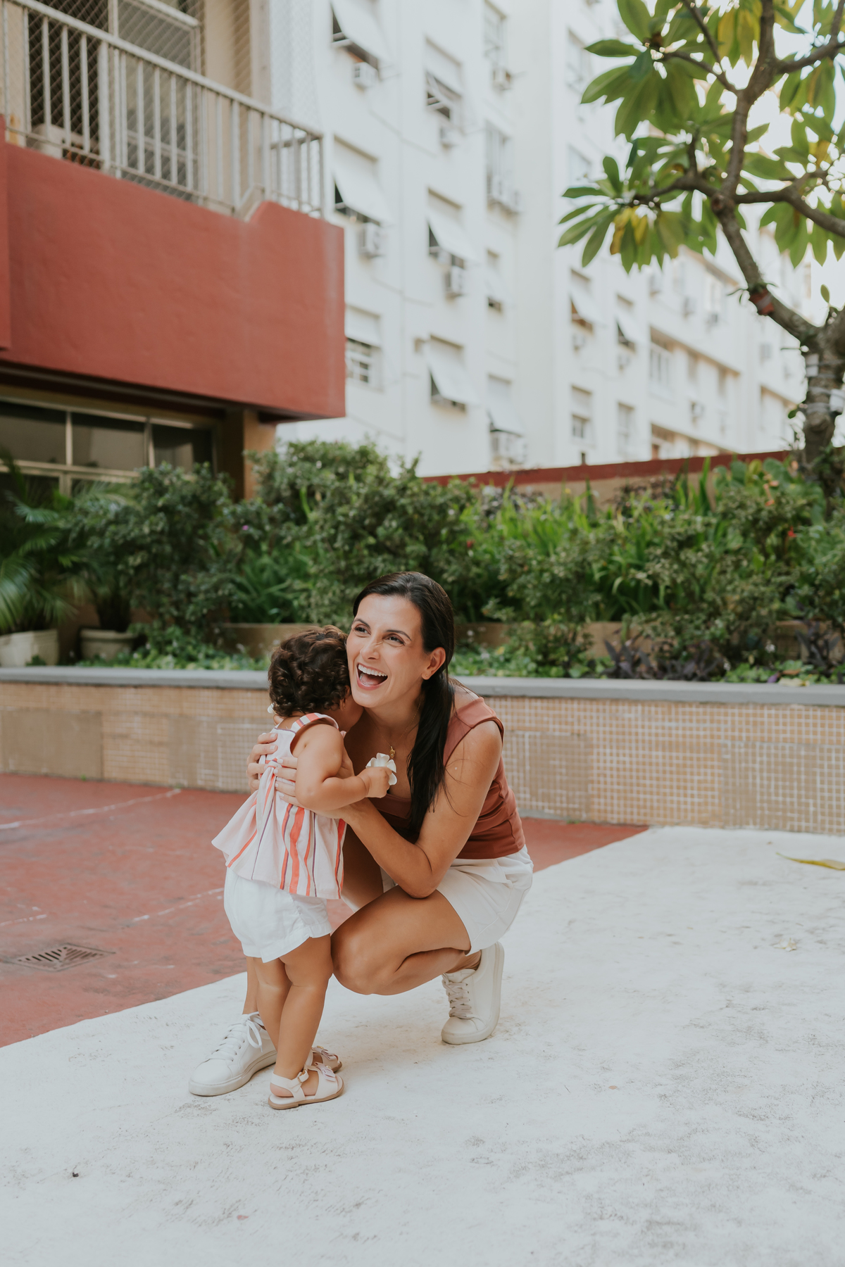 fotografia fotografa ensaio familia em casa Rio de Janeiro rj copacabana mae e filha Isabela e licia fotos família 