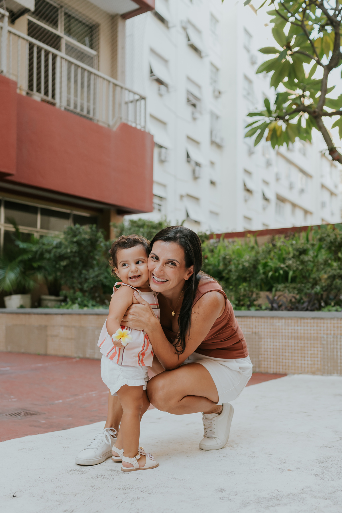 fotografia fotografa ensaio familia em casa Rio de Janeiro rj copacabana mae e filha Isabela e licia fotos família 