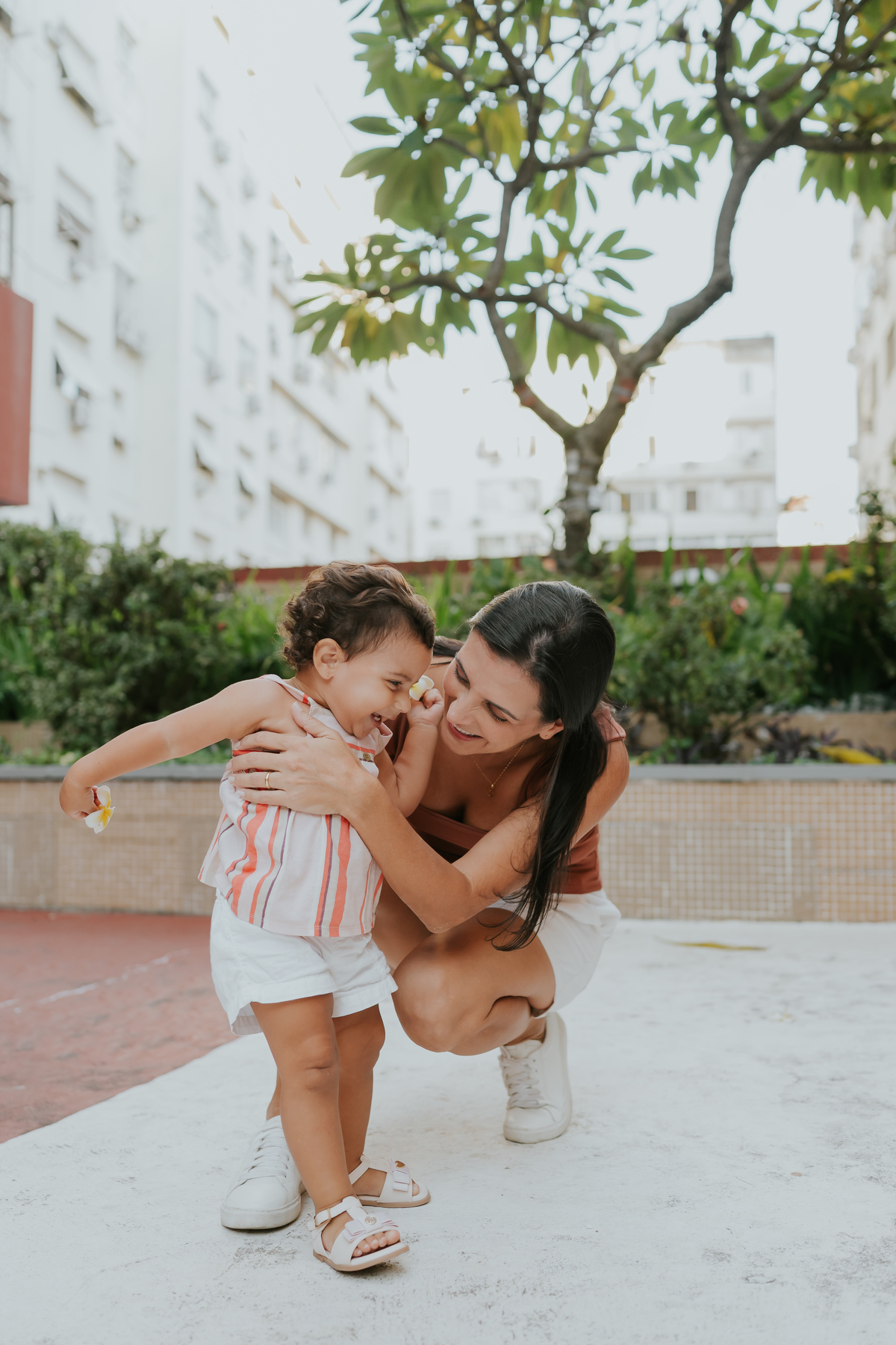 fotografia fotografa ensaio familia em casa Rio de Janeiro rj copacabana mae e filha Isabela e licia fotos família 
