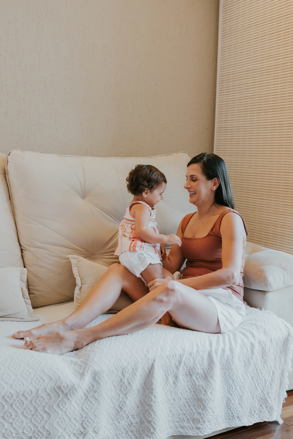 fotografia fotografa ensaio familia em casa Rio de Janeiro rj copacabana mae e filha Isabela e licia fotos família 