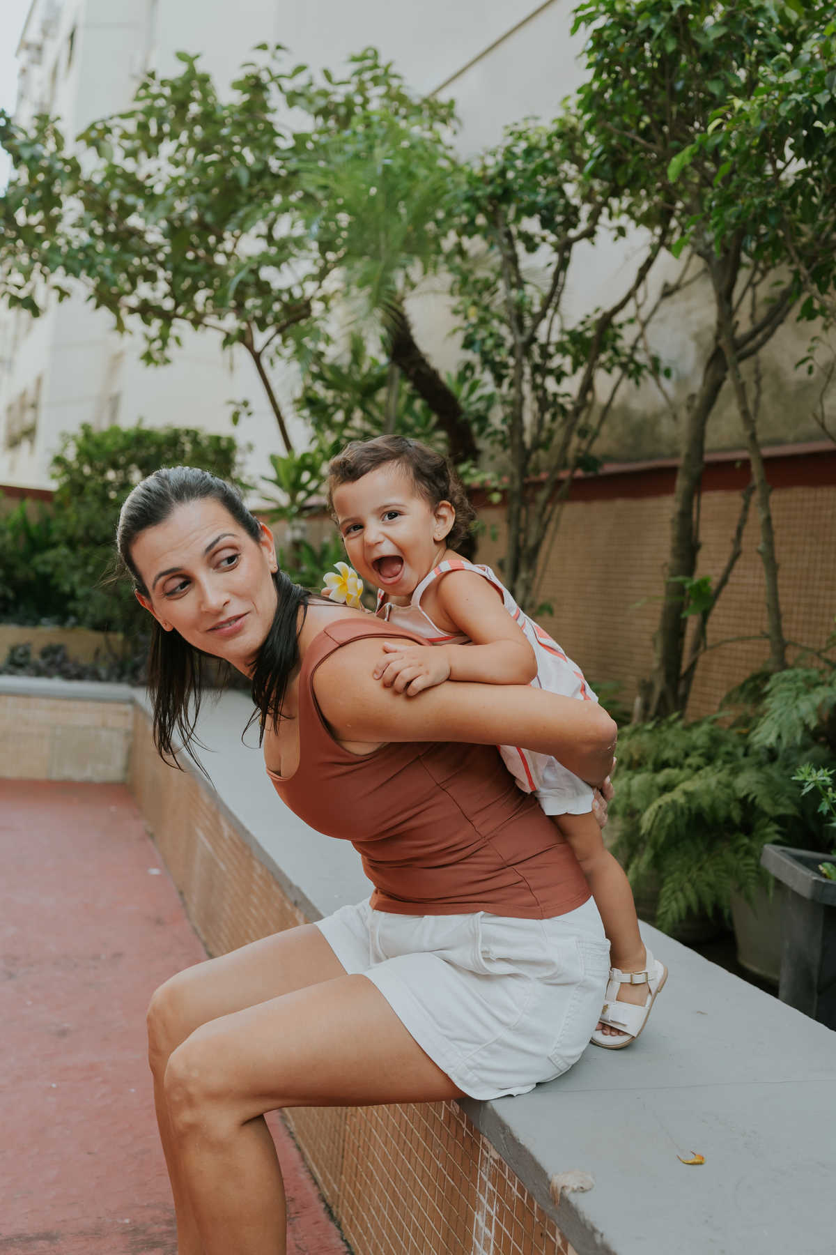 fotografia fotografa ensaio familia em casa Rio de Janeiro rj copacabana mae e filha Isabela e licia fotos família 