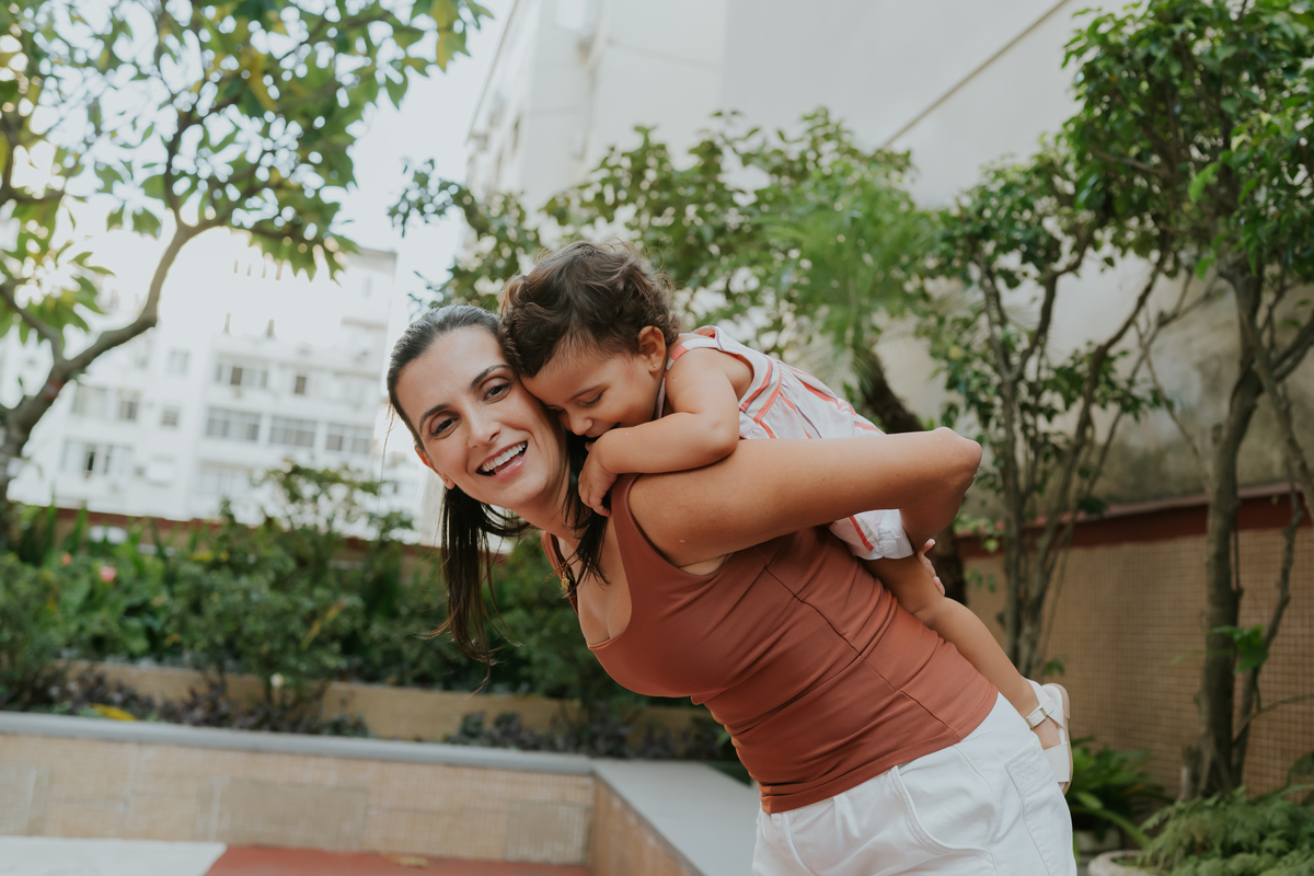 fotografia fotografa ensaio familia em casa Rio de Janeiro rj copacabana mae e filha Isabela e licia fotos família 