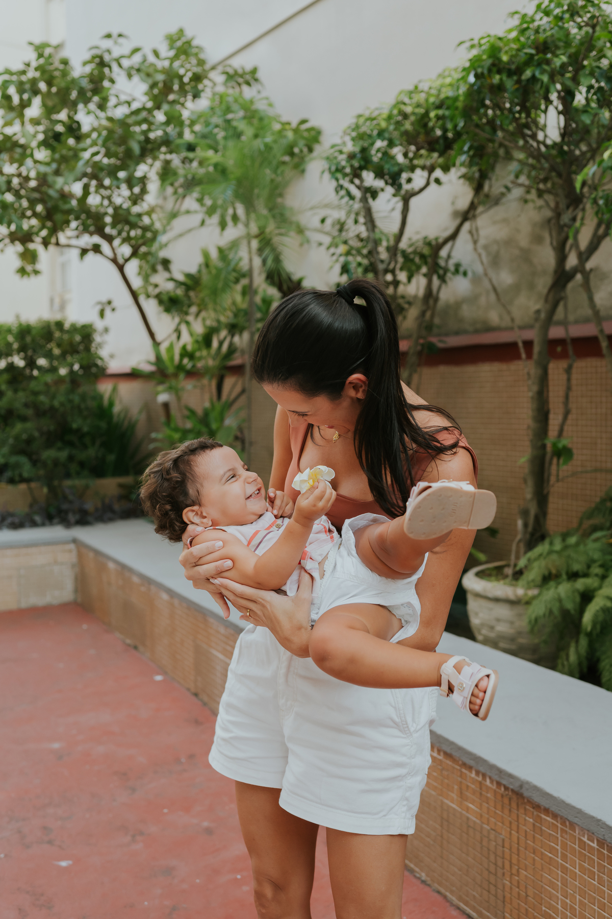 fotografia fotografa ensaio familia em casa Rio de Janeiro rj copacabana mae e filha Isabela e licia fotos família 