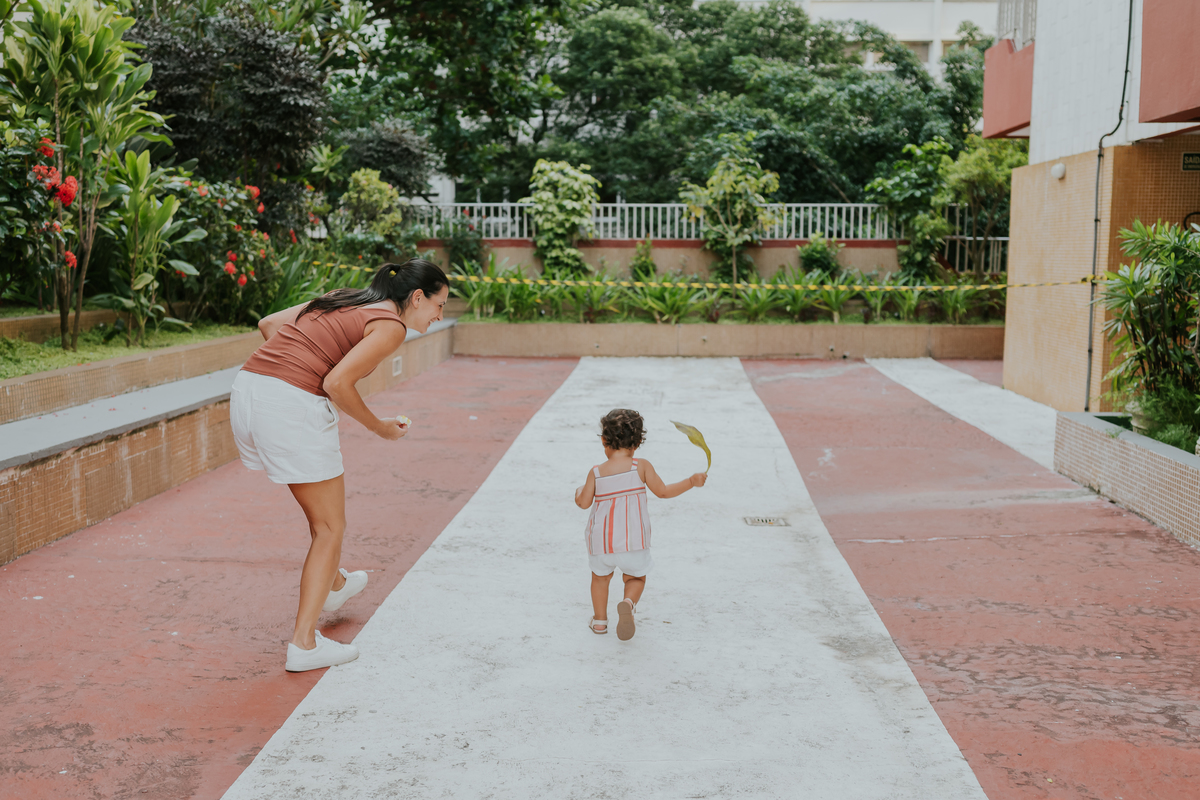 fotografia fotografa ensaio familia em casa Rio de Janeiro rj copacabana mae e filha Isabela e licia fotos família 