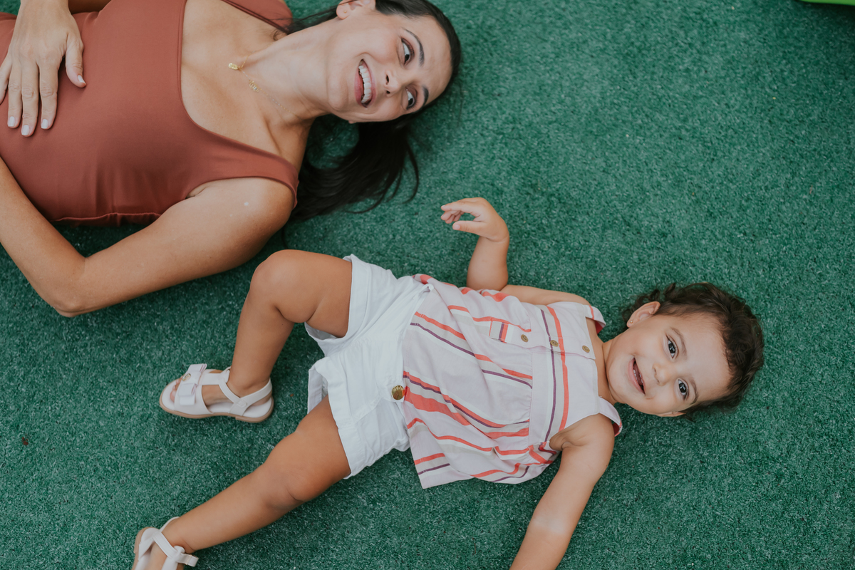 fotografia fotografa ensaio familia em casa Rio de Janeiro rj copacabana mae e filha Isabela e licia fotos família 