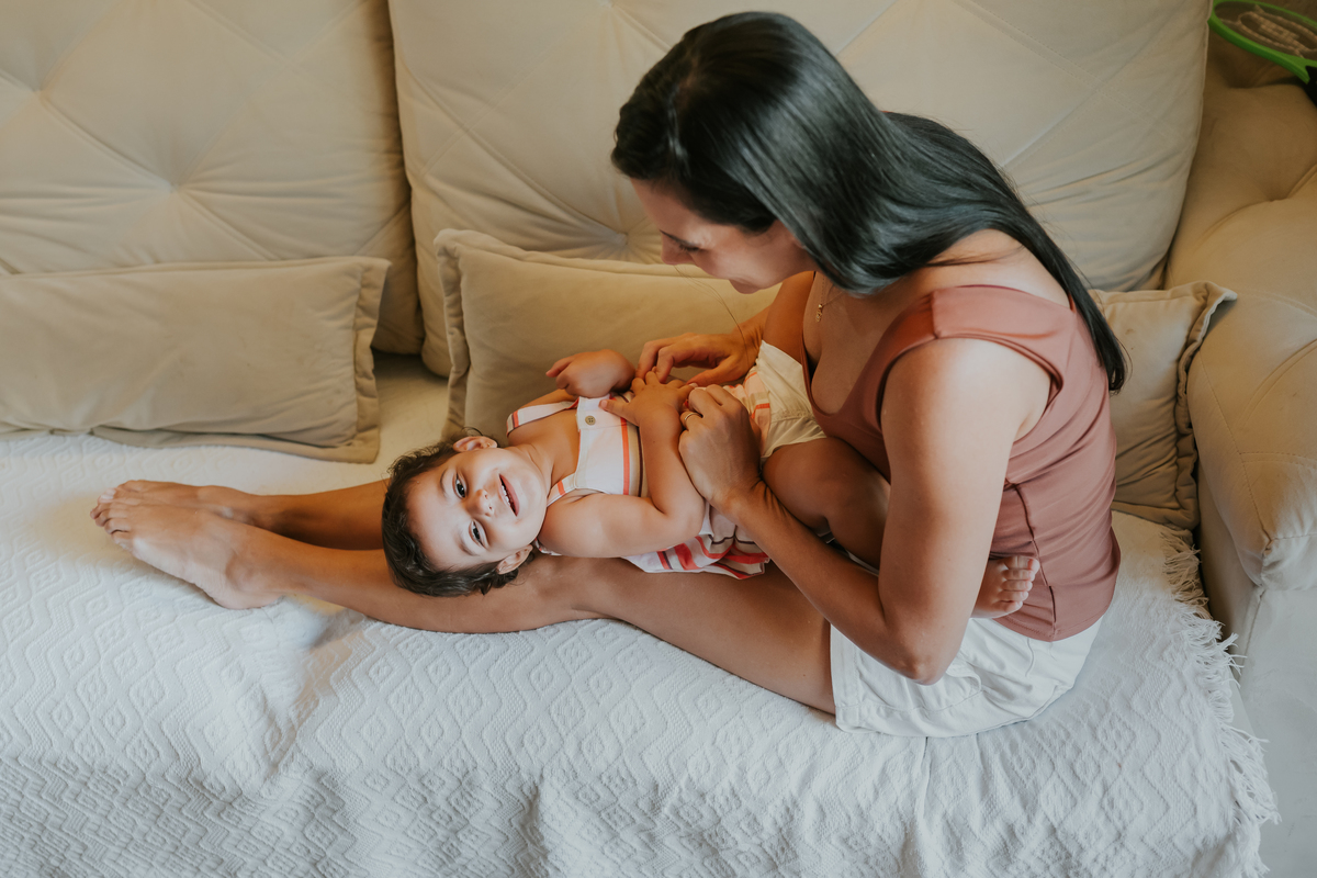fotografia fotografa ensaio familia em casa Rio de Janeiro rj copacabana mae e filha Isabela e licia fotos família 