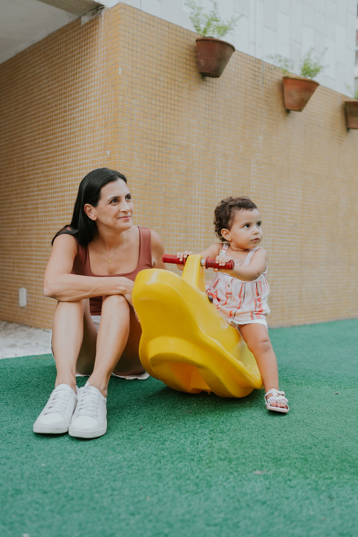 fotografia fotografa ensaio familia em casa Rio de Janeiro rj copacabana mae e filha Isabela e licia fotos família 