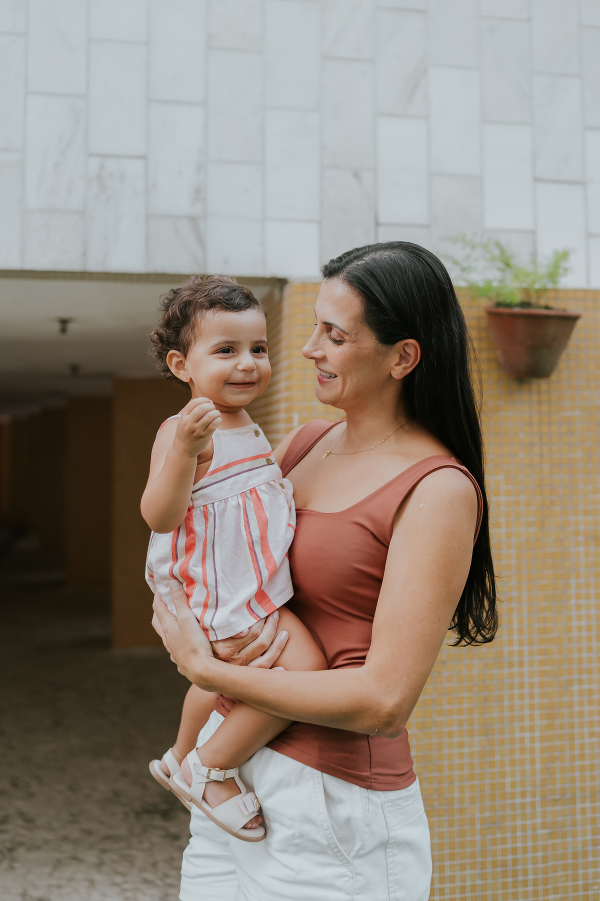 fotografia fotografa ensaio familia em casa Rio de Janeiro rj copacabana mae e filha Isabela e licia fotos família 