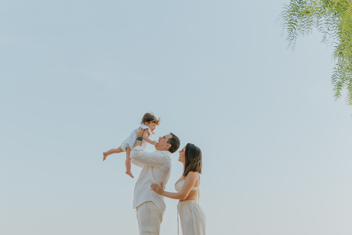 fotografia fotografa ensaio externo familia praia aterro do flamengo rio de janeiro rj 1 ano clara natureza criança 