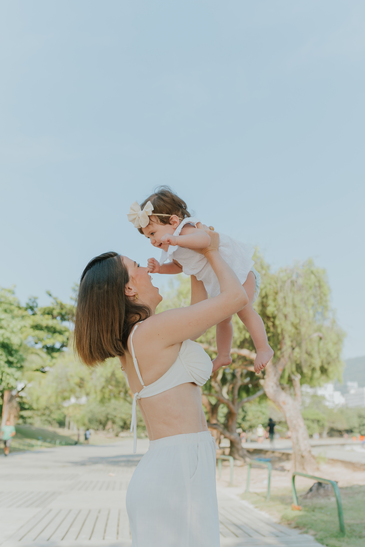 fotografia fotografa ensaio externo familia praia aterro do flamengo rio de janeiro rj 1 ano clara natureza criança 