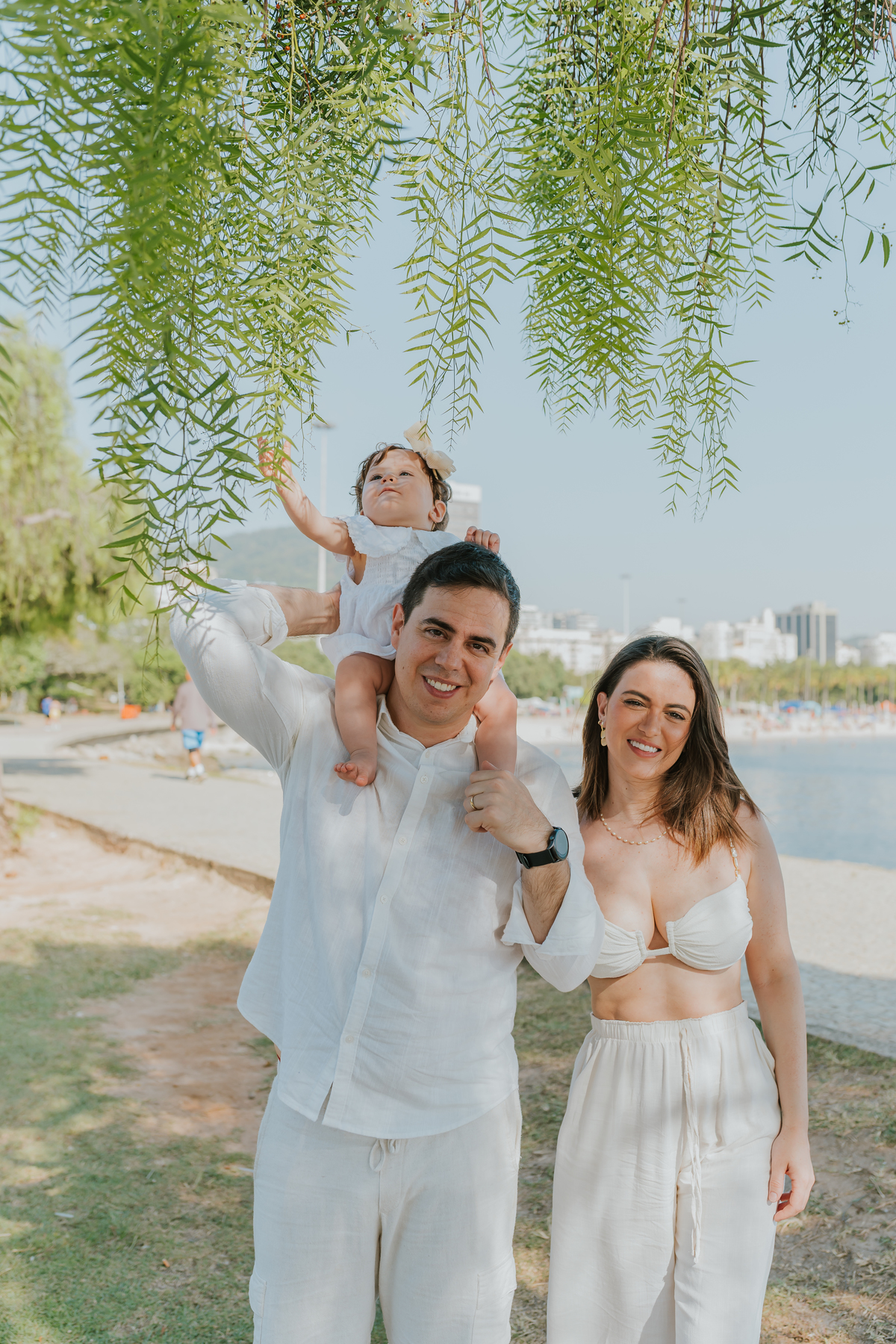 fotografia fotografa ensaio externo familia praia aterro do flamengo rio de janeiro rj 1 ano clara natureza criança 