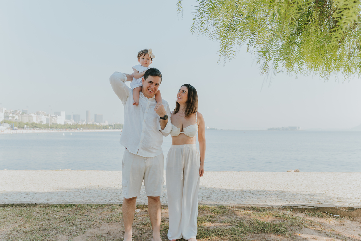 fotografia fotografa ensaio externo familia praia aterro do flamengo rio de janeiro rj 1 ano clara natureza criança 